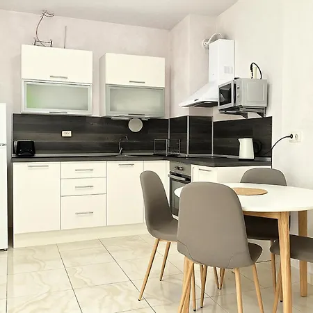 아파트 Royal Bay-i Seaview 스베티 블라스